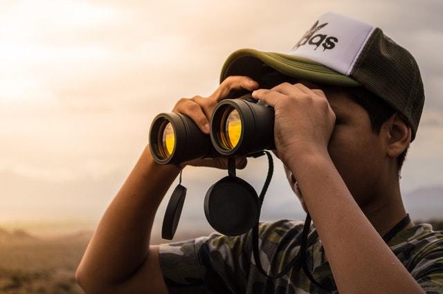How do autofocus binoculars work